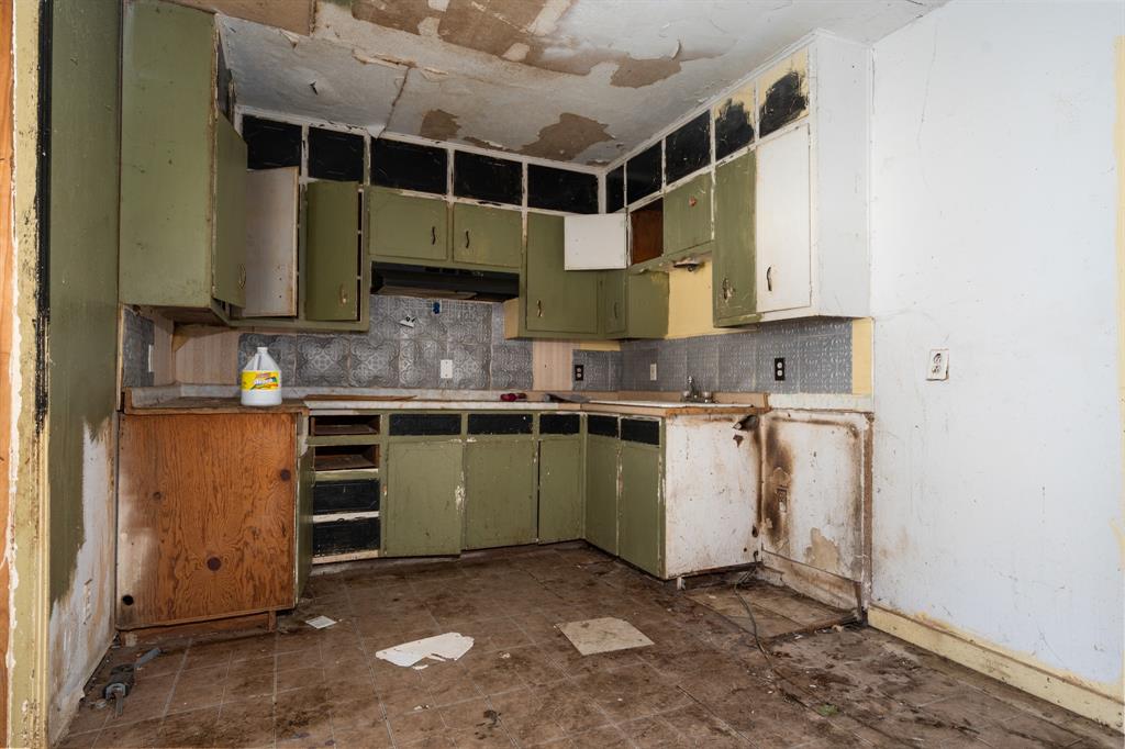 218 North Preston Street Whitney, TX 76692 - Photo 14 of 23 a kitchen with a sink a cabinets and window