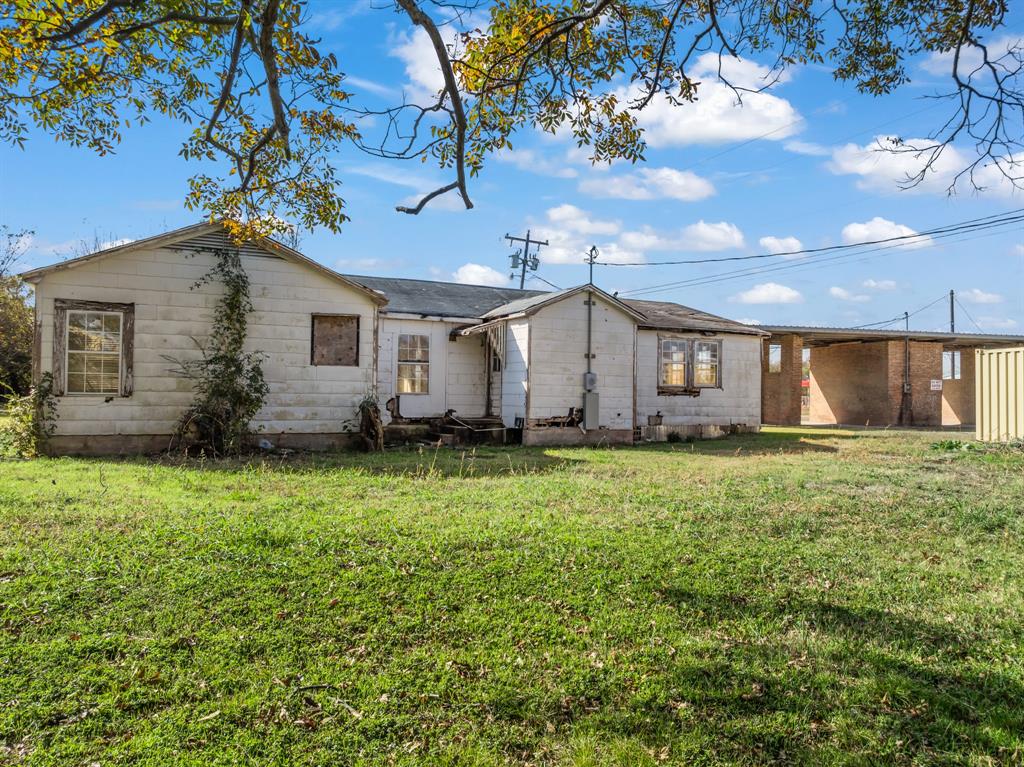 218 North Preston Street Whitney, TX 76692 - Photo 5 of 23 a view of a house with backyard and garden