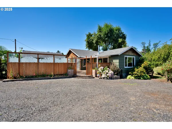 $894,000 | 85131 Cloverdale Road, Creswell, OR 97426