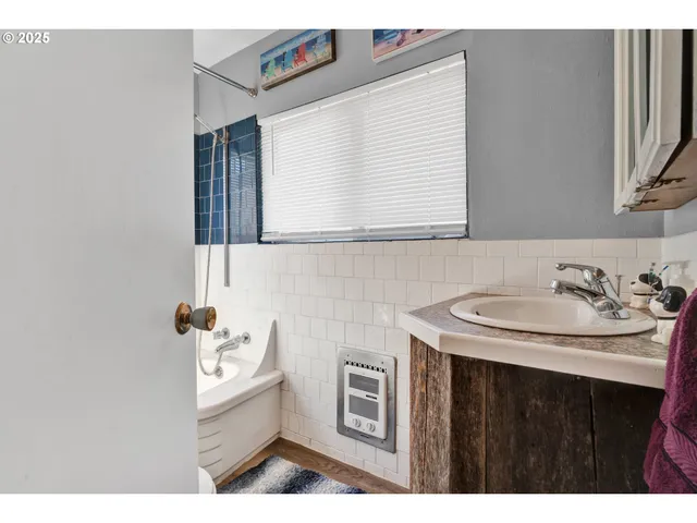 $899,000 | 85131 Cloverdale Road, Creswell, OR 97426