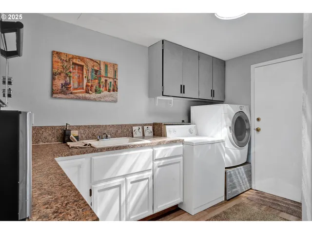 $899,000 | 85131 Cloverdale Road, Creswell, OR 97426