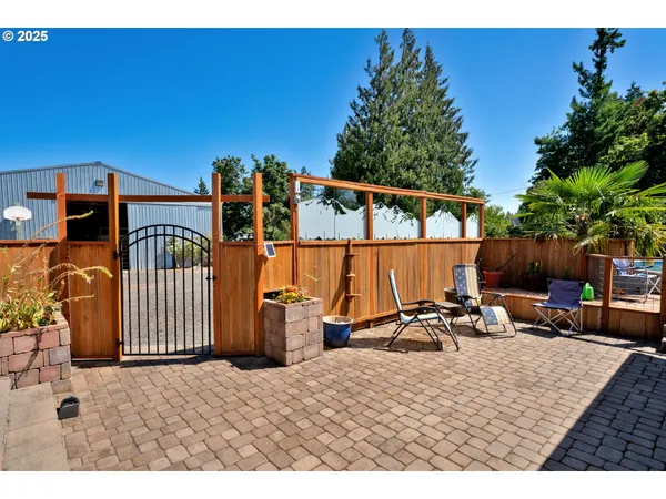 $894,000 | 85131 Cloverdale Road, Creswell, OR 97426