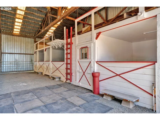 $899,000 | 85131 Cloverdale Road, Creswell, OR 97426