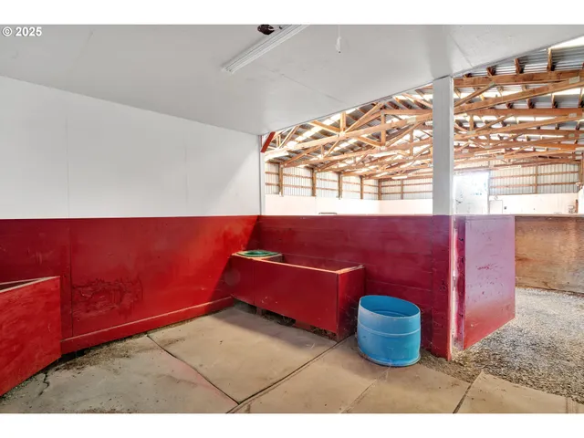 $899,000 | 85131 Cloverdale Road, Creswell, OR 97426