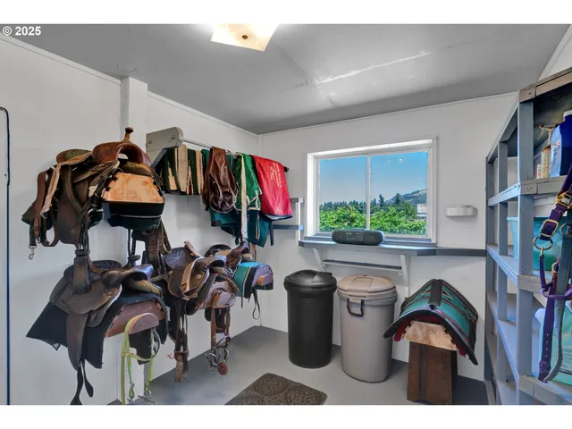 $899,000 | 85131 Cloverdale Road, Creswell, OR 97426