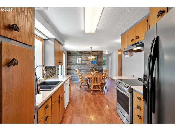$894,000 | 85131 Cloverdale Road, Creswell, OR 97426