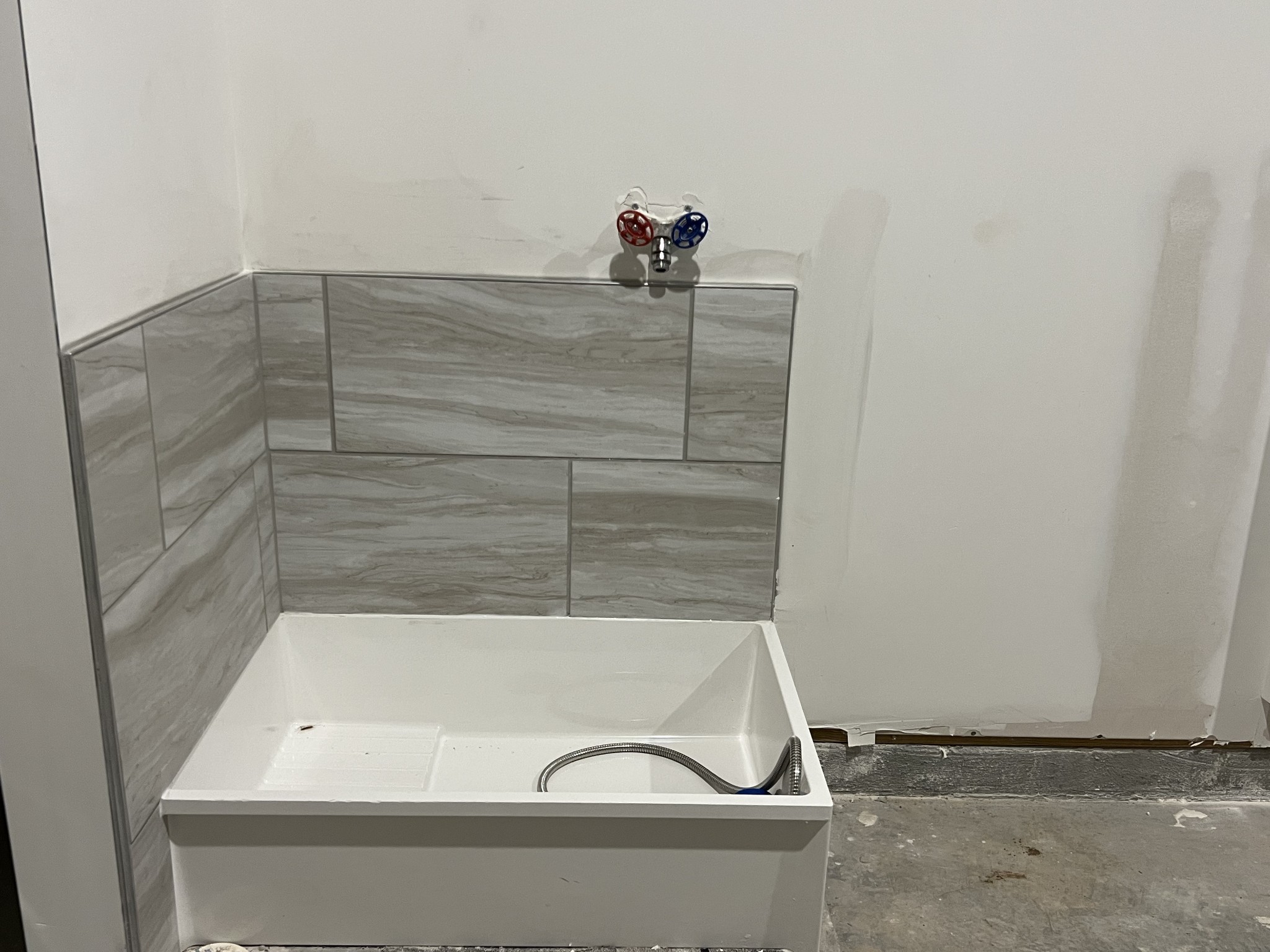 2420 Audubon Lane Murfreesboro, TN 37128 - Photo 34 of 37 a bathroom with a bathtub