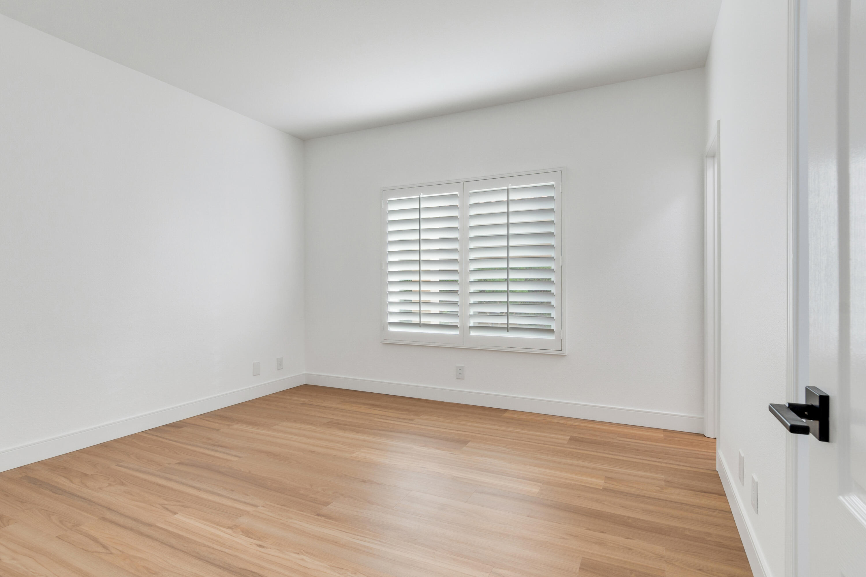 30 Hilton Head Drive Rancho Mirage, CA 92270 - Photo 15 of 33 a view of an empty room with wooden floor and a window
