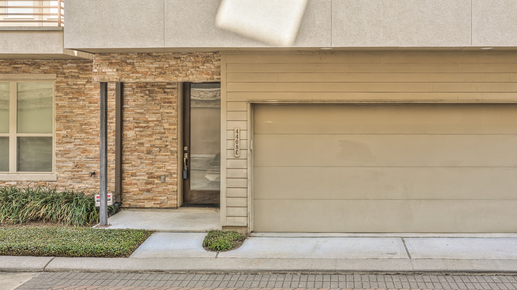 4408 Eli Street, Unit C Houston, TX 77007 - Photo 46 of 48 a view of a brick buildings balcony