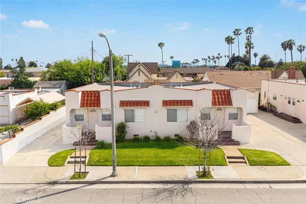 a view of a house with a yard and plants