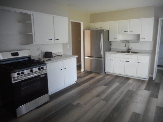 1860 Ashley Road Hoffman Estates, IL 60169 - Photo 9 of 27 a kitchen with appliances a sink and cabinets