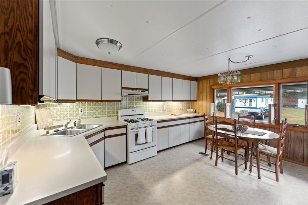 33 Lamplighter Lane Springfield, MA 01119 - Photo 5 of 28 Gallery Image 5