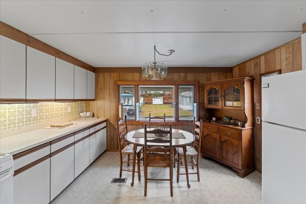33 Lamplighter Lane Springfield, MA 01119 - Photo 7 of 28 Gallery Image 7
