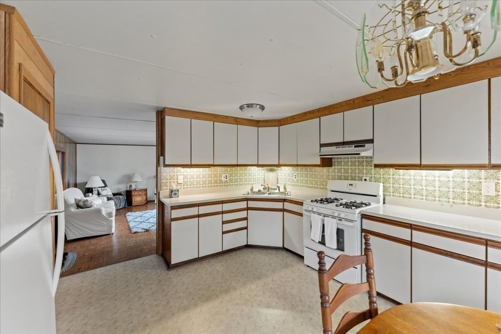 33 Lamplighter Lane Springfield, MA 01119 - Photo 8 of 28 Gallery Image 8