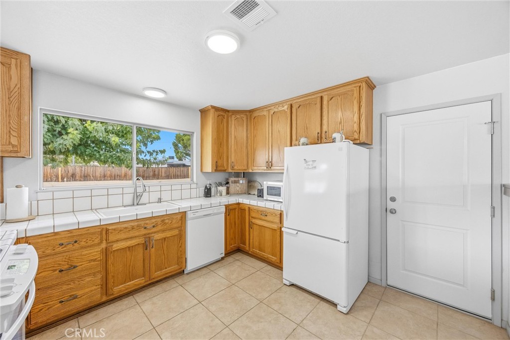 14204 Crow Road Apple Valley, CA 92307 - Photo 11 of 39 Gallery Image 11
