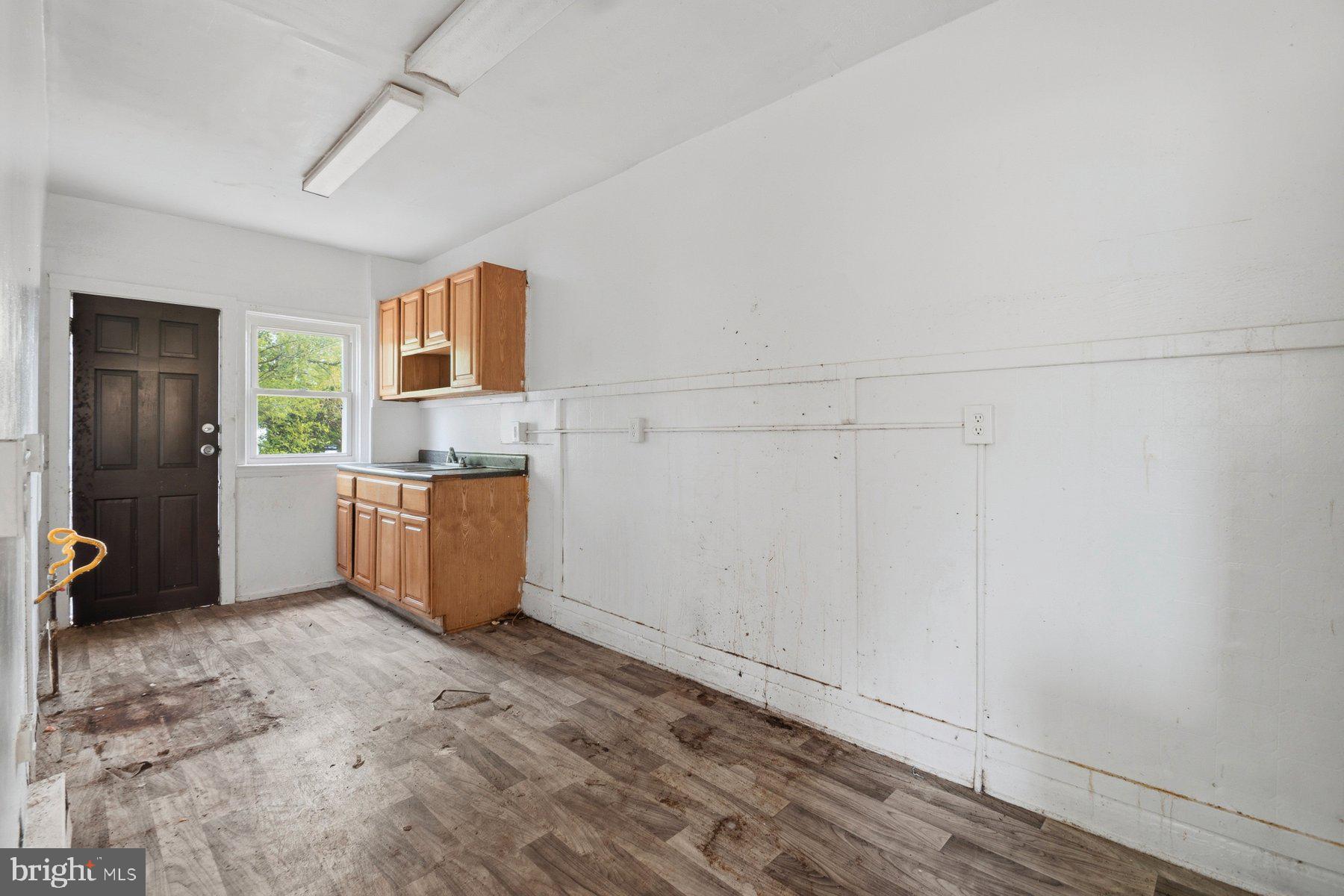 5201 Brookwood Road Baltimore, MD 21225 - Photo 14 of 34