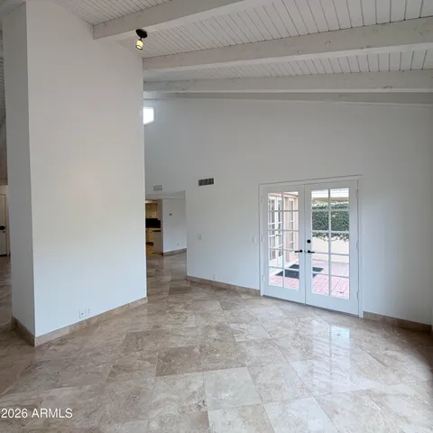 a view of a backyard