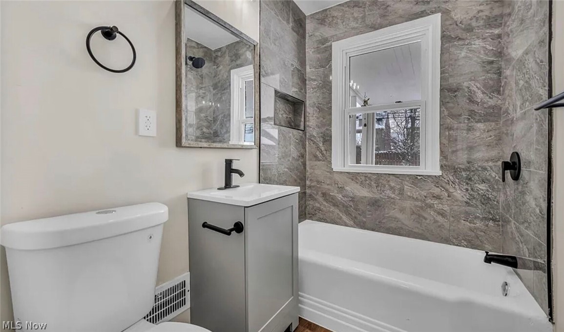 13614 Cedar Road, Unit DOWN University Heights, OH 44118 - Photo 14 of 16 Bathroom