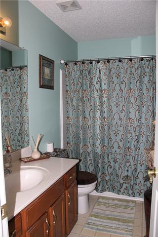 1682 Windriver Road Clarksville, TN 37042 - Photo 14 of 19 The upstairs hallway full bathroom.