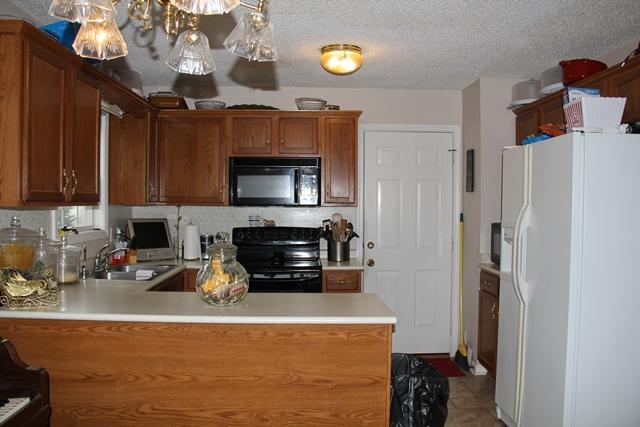 1682 Windriver Road Clarksville, TN 37042 - Photo 5 of 19 An Eat-in Kitchen with beautiful cupboards.