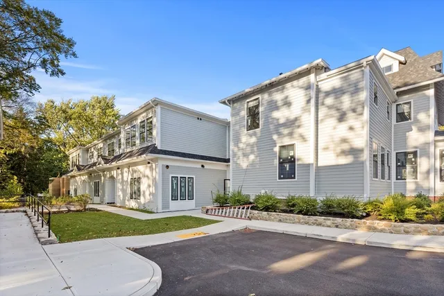 $2,650 | 186 Bedford Street, Unit 204, Lexington, MA 02420