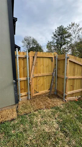 $1,750 | 169 South 10th Street, Conroe, TX 77301