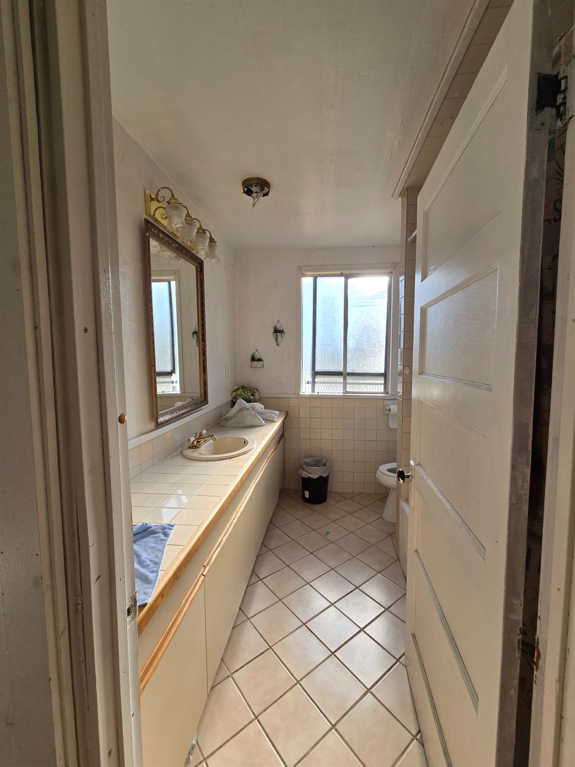 804 Craig Access Road Oroville, CA 95966 - Photo 22 of 31 a bathroom with a tub sink and mirror
