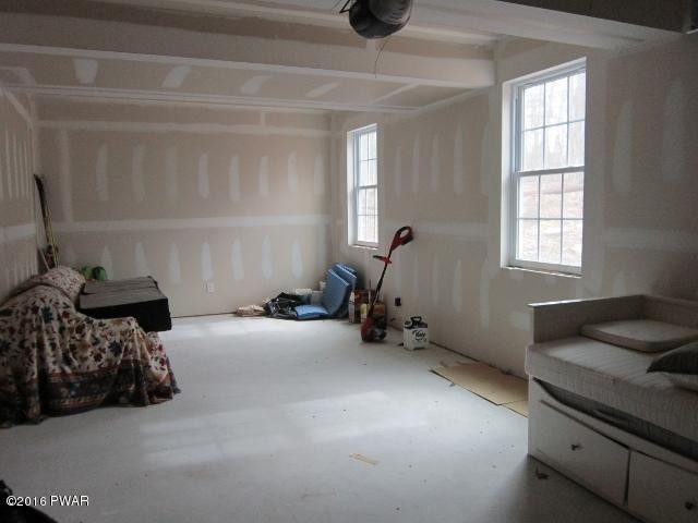 141 Tanager Road Lackawaxen, PA 18435 - Photo 33 of 37 34 garage (640x480)