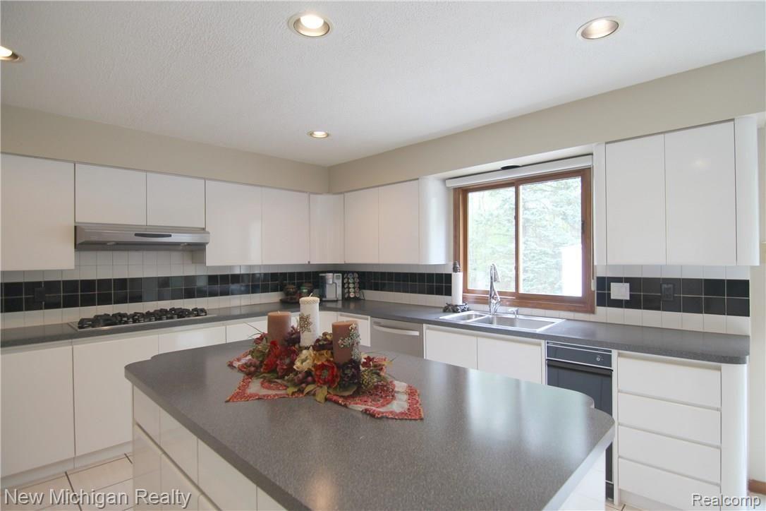 2875 Ranieri Drive Troy, MI 48085 - Photo 7 of 20 Ranieri Dr Kitchen 3.jpg