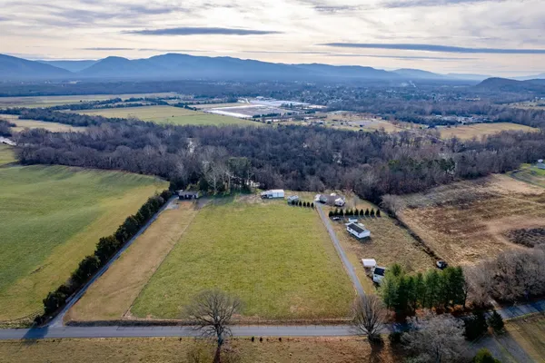 a view of a yard of the house