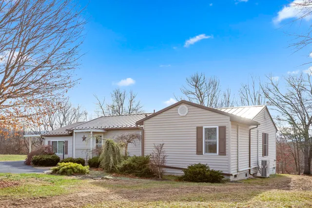 a view of a yard in front of a house