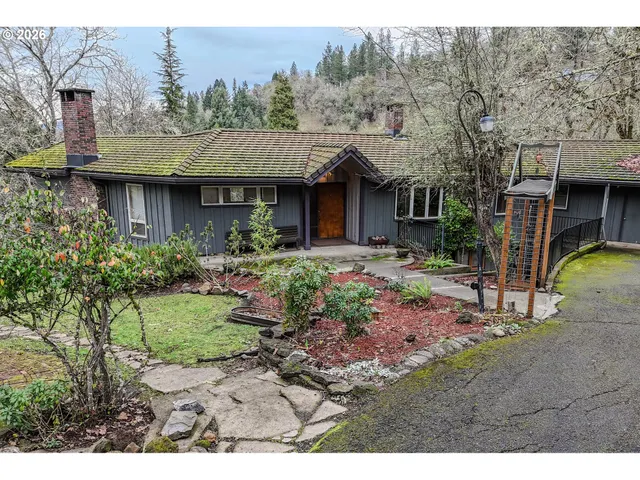 $399,900 | 1033 Southeast Terrace Drive, Roseburg, OR 97470