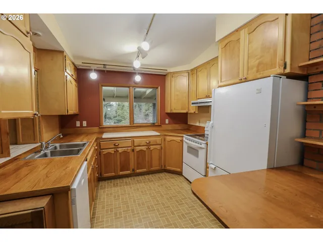 $399,900 | 1033 Southeast Terrace Drive, Roseburg, OR 97470