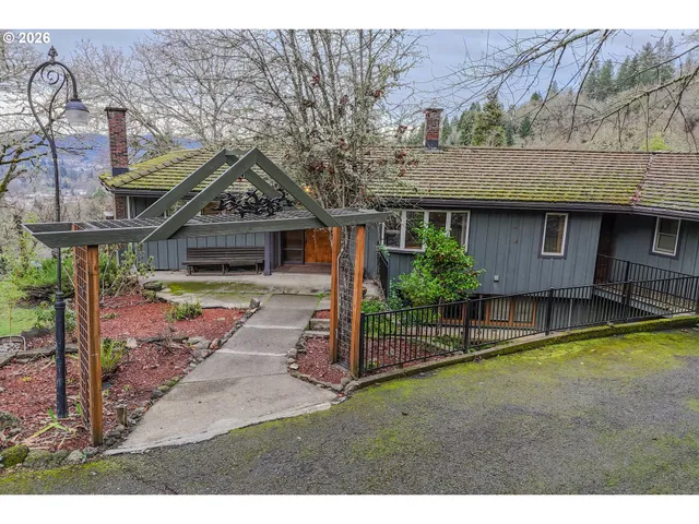 $399,900 | 1033 Southeast Terrace Drive, Roseburg, OR 97470