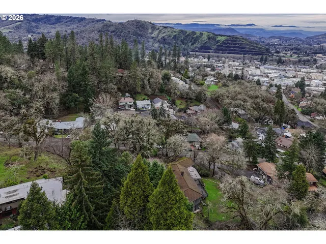 $399,900 | 1033 Southeast Terrace Drive, Roseburg, OR 97470