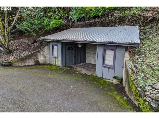 $399,900 | 1033 Southeast Terrace Drive, Roseburg, OR 97470