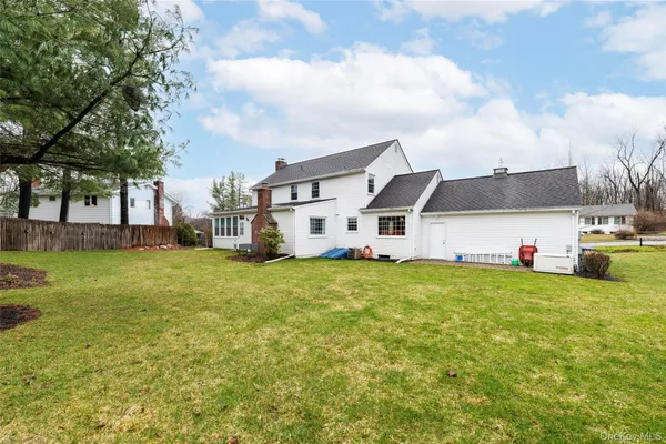 a view of a house with backyard and garden