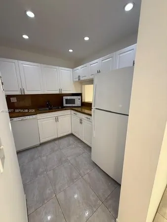 $2,000 | 4500 West 19th Court, Unit 240, Hialeah, FL 33012