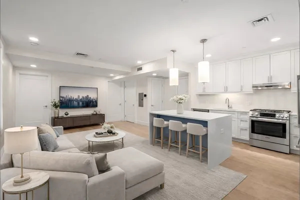 $3,950 | 301 Border Street, Unit 402, Boston, MA 02128