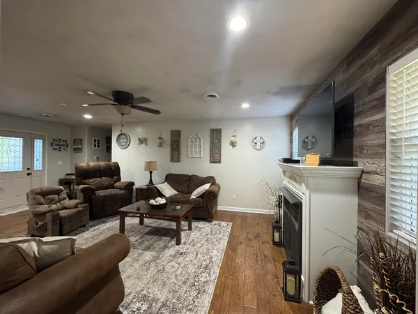$349,000 | 14669 Gossett Road, West Frankfort, IL 62896
