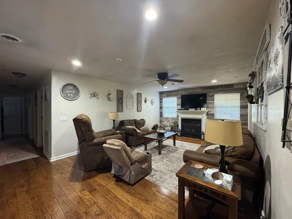 $349,000 | 14669 Gossett Road, West Frankfort, IL 62896