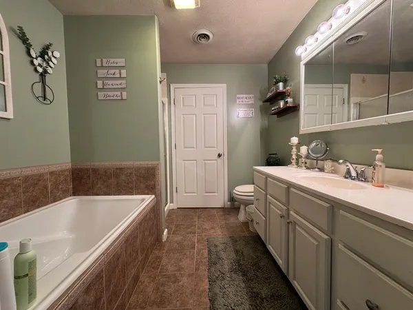$349,000 | 14669 Gossett Road, West Frankfort, IL 62896