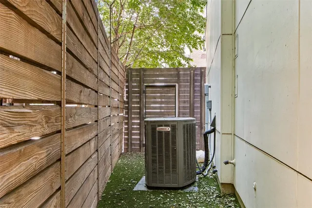 $4,500 | 381 East Greenbriar Lane, Unit 401, Dallas, TX 75208