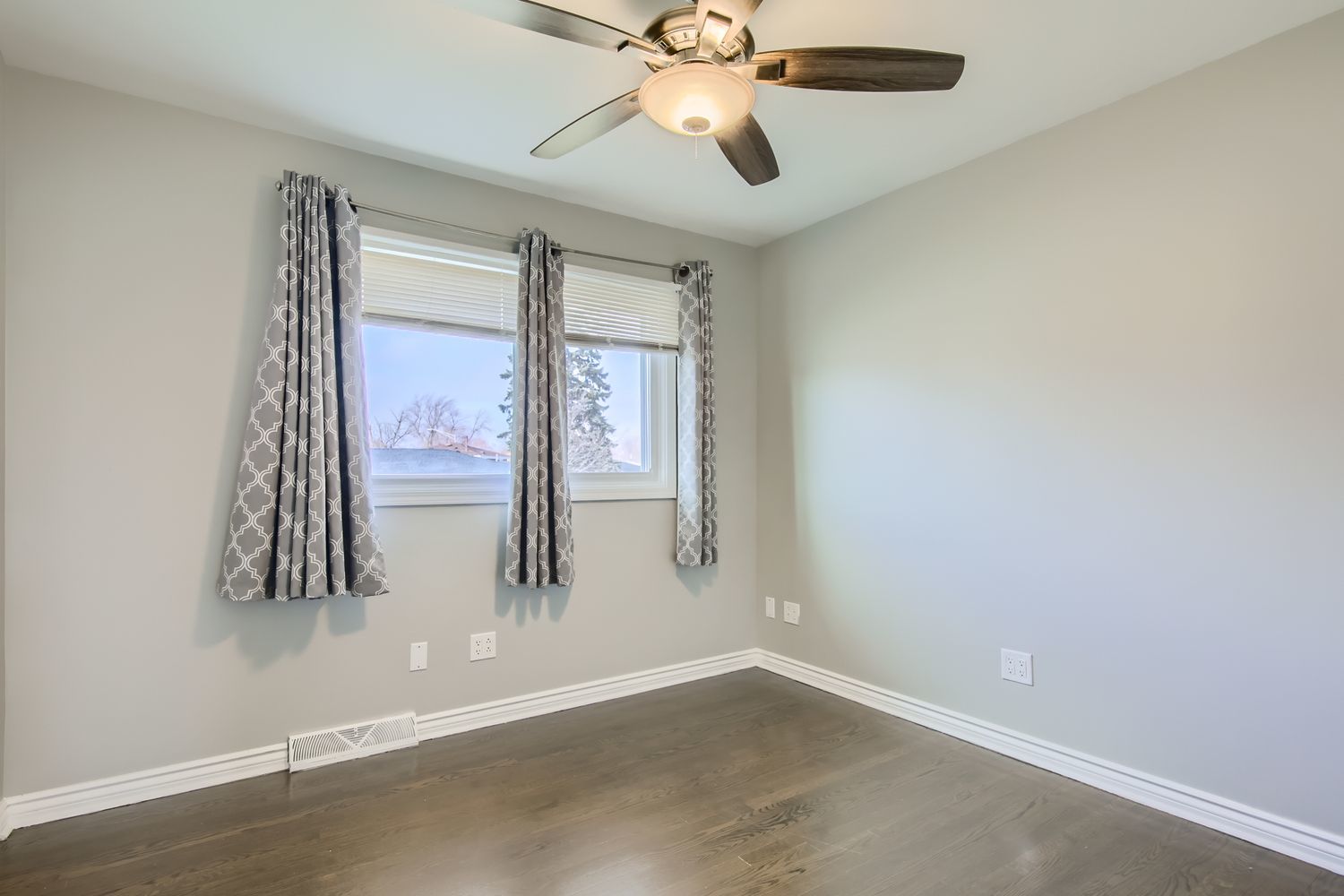 10403 Barnard Drive Chicago Ridge, IL 60415 - Photo 15 of 25 an empty room with windows and fan