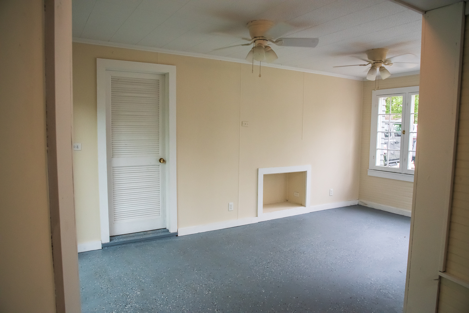 611 North Cedar Road New Lenox, IL 60451 - Photo 8 of 30 an empty room with windows and closet