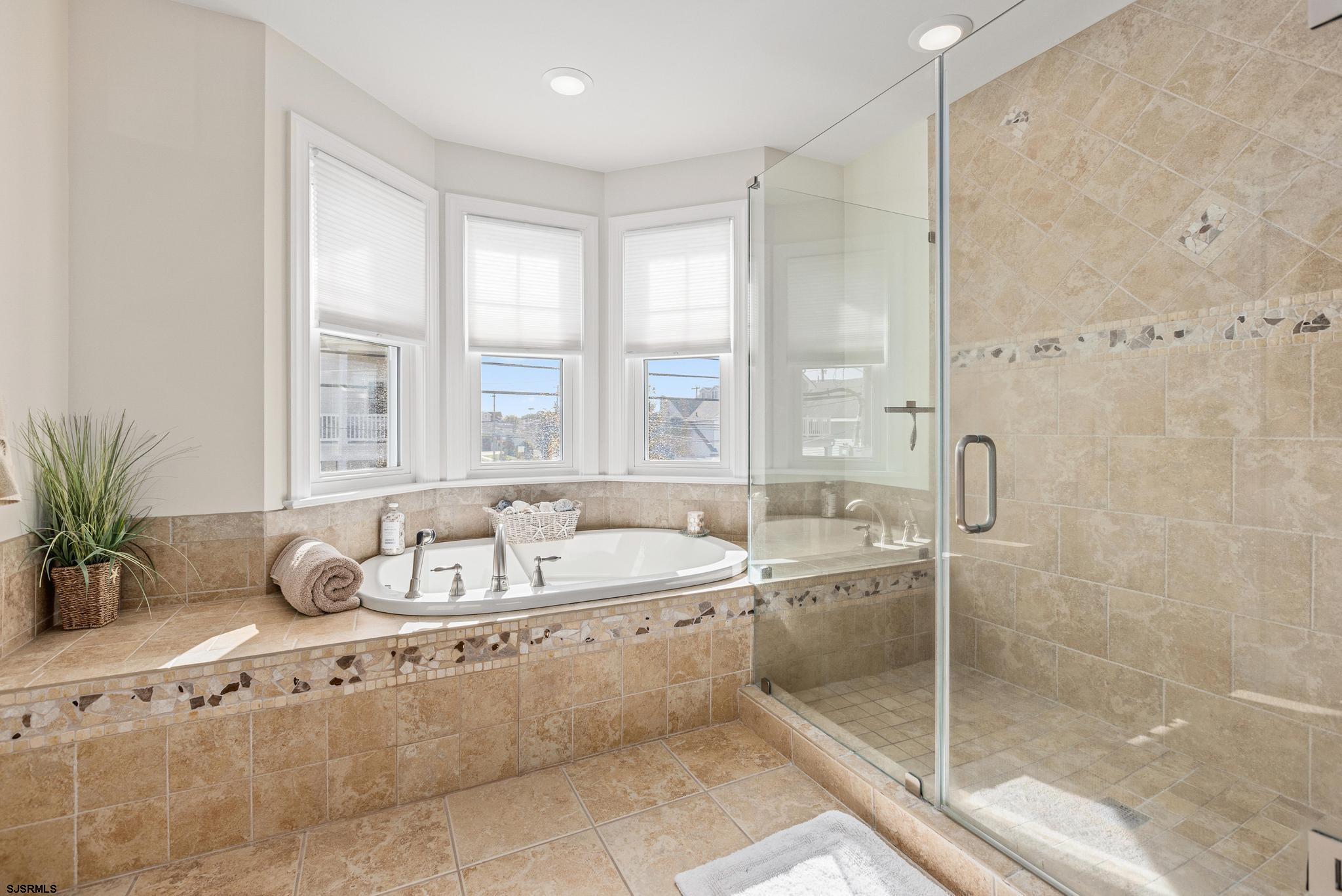 29 North Iroquois Avenue, Unit 6/16/26 FLEXIBLE WITH START DATE Margate City, NJ 08402 - Photo 29 of 40 a bathroom with a tub a sink and a window