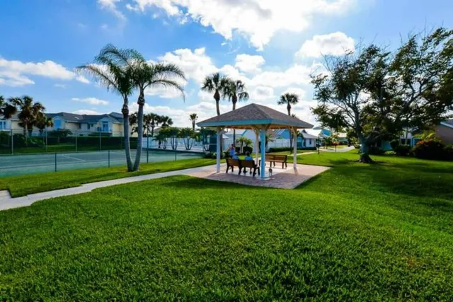 a view of a yard with a house