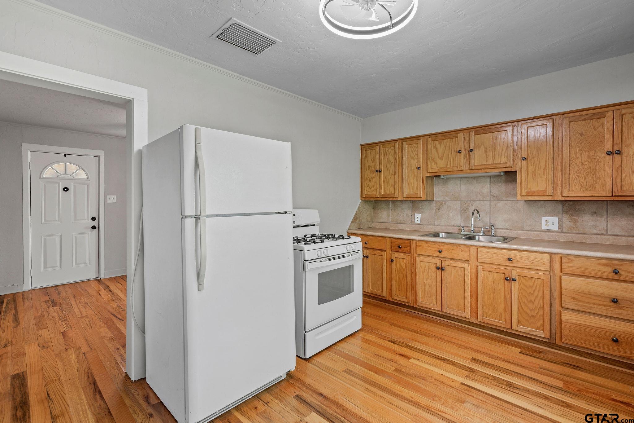 800 West Butler Street Gilmer, TX 75644 - Photo 8 of 20