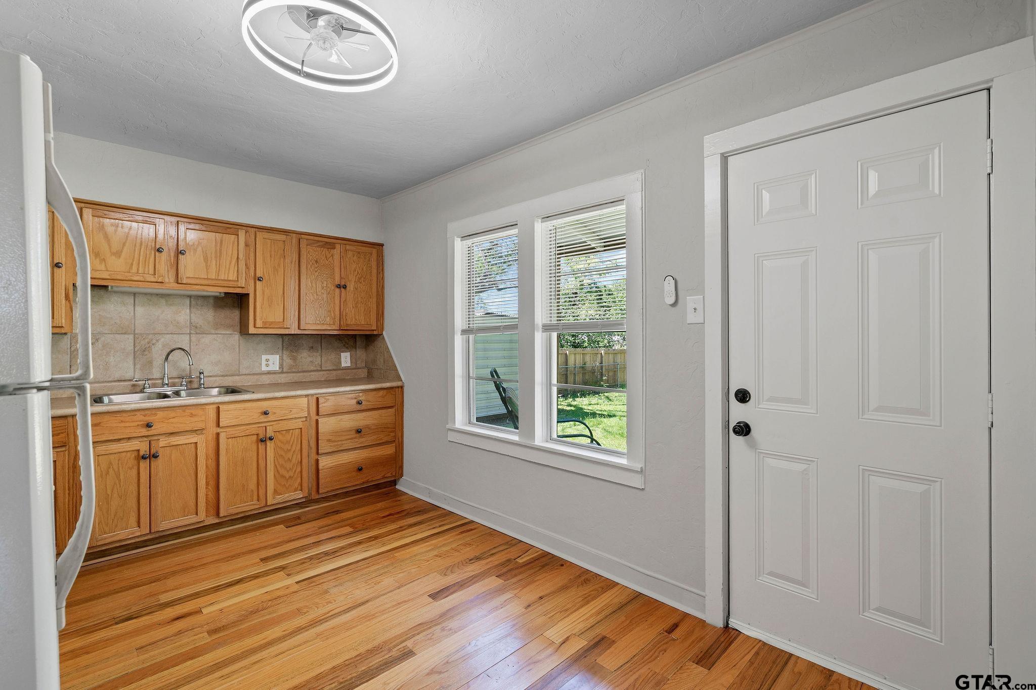 800 West Butler Street Gilmer, TX 75644 - Photo 9 of 20