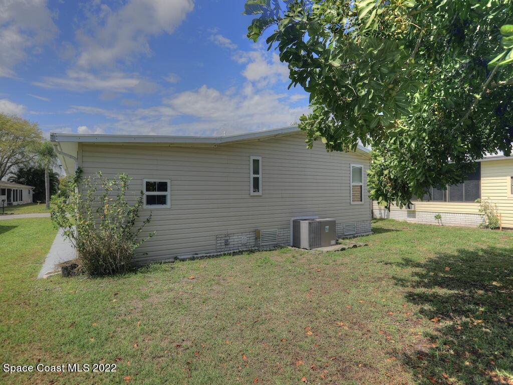 622 Wedelia Drive Sebastian, FL 32976 - Photo 5 of 29 a view of a backyard with plants and large tree